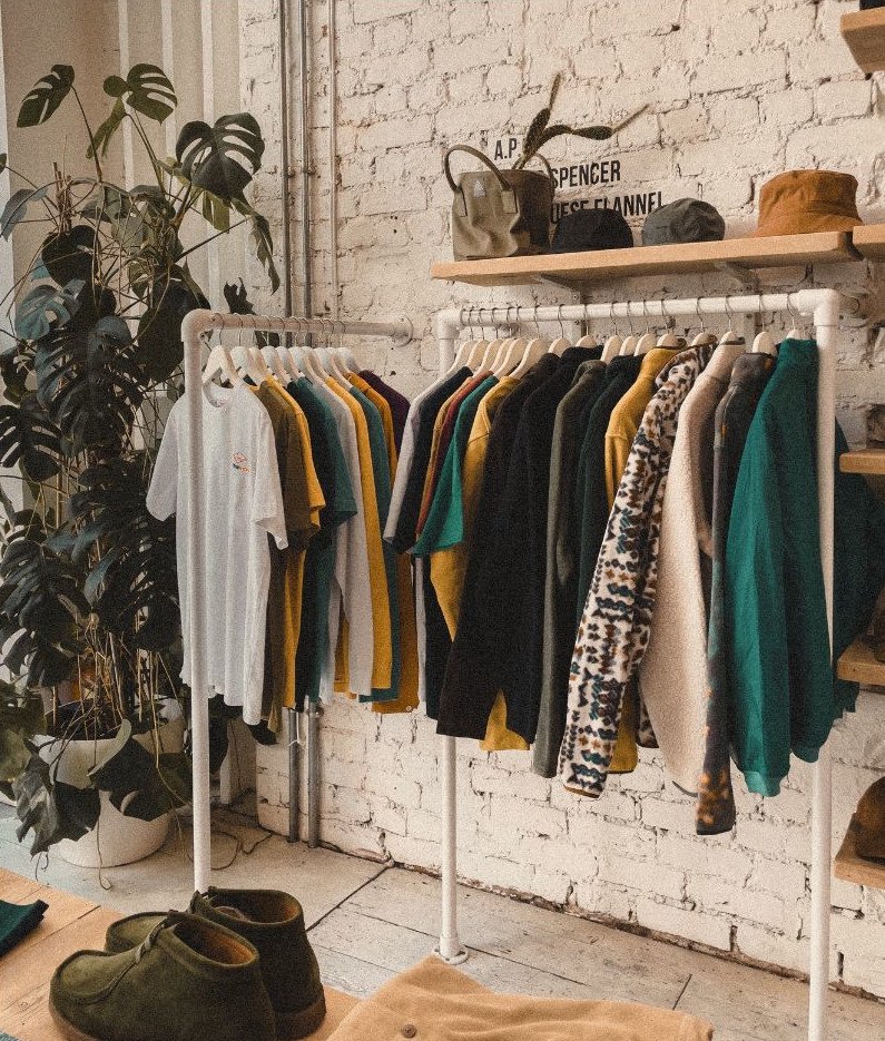 Intérieur de magasin de vetements avec portant