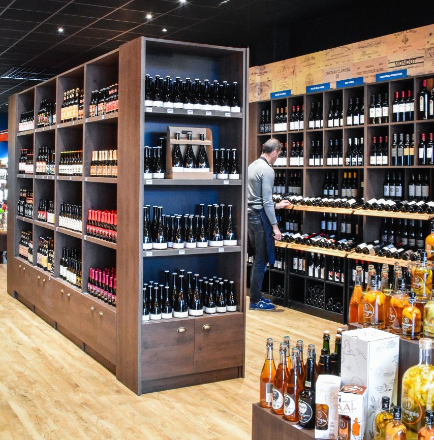 Intérieur de magasin vendant des bouteilles de vin