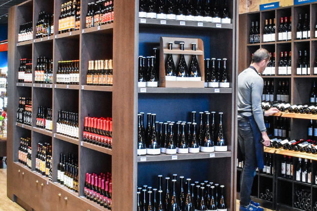 Intérieur de magasin vendant des bouteilles de vin par Emilie Miquelestorena consultante merchandising Another retail