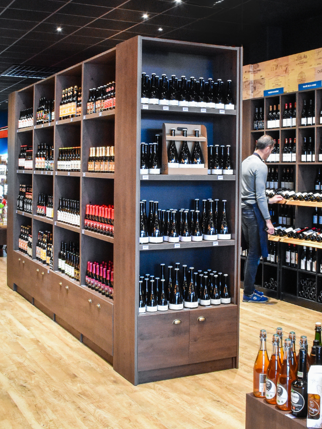 Intérieur de magasin vendant des bouteilles de vin